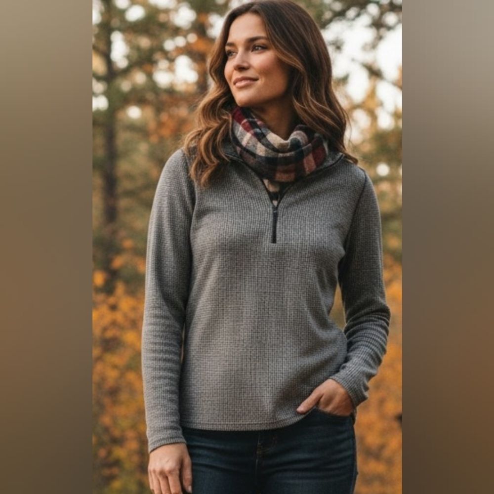 Woolrich Women Size Medium Quarter Zip Pull Over Gray Houndstooth